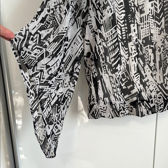 ALFANI NWOT Sheer Black and White City Graphic Flowy Blouse and Tank, Size M - Picture 5 of 11
